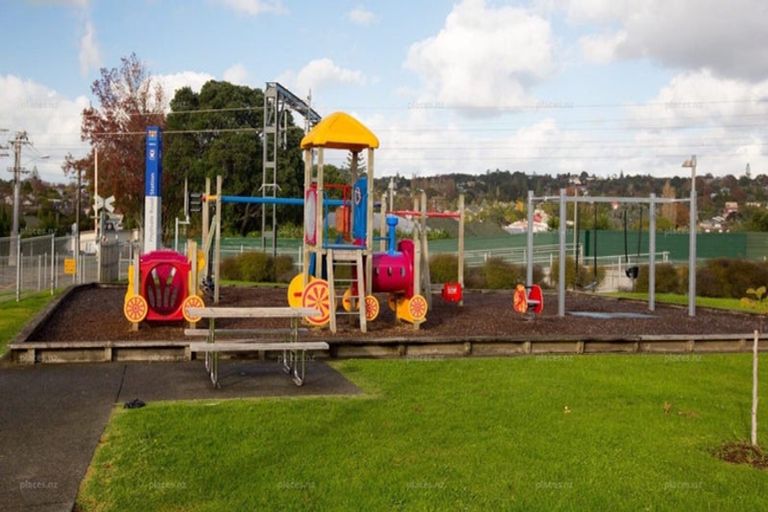 Photo of property in 1/3238 Great North Road, New Lynn, Auckland, 0600