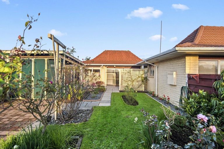 Photo of property in 2 Delamare Road, St Andrews, Hamilton, 3200