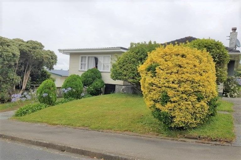 Photo of property in 27 Bellringer Crescent, Newlands, Wellington, 6037
