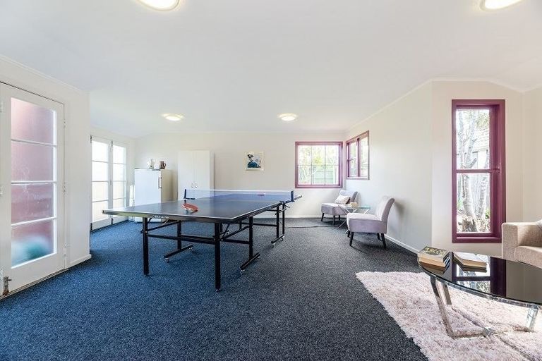 Photo of property in 8 Harrybrook Road, Green Bay, Auckland, 0604