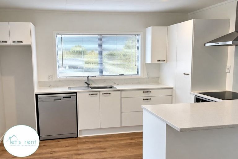 Photo of property in 92 Burundi Avenue, Clendon Park, Auckland, 2103