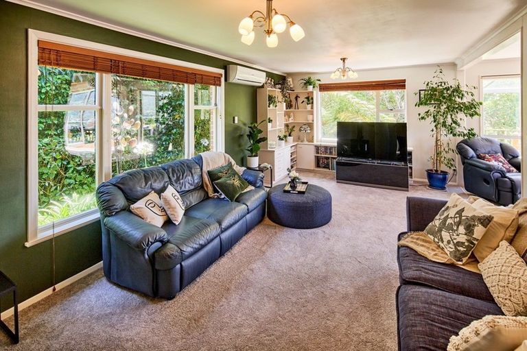 Photo of property in 60 Pomare Road, Tirohanga, Lower Hutt, 5010
