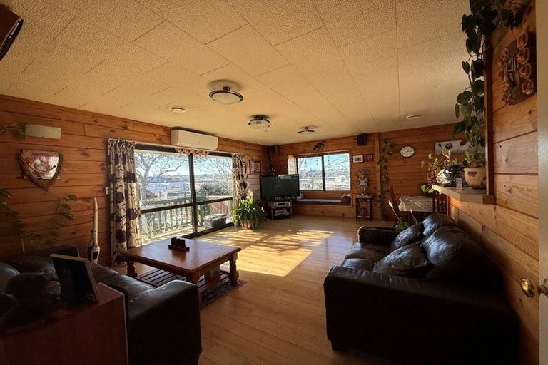 Photo of property in 1/12 Woodall Place, Totara Vale, Auckland, 0627