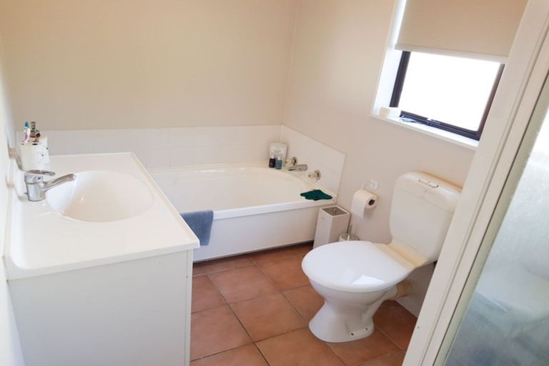 Photo of property in 2/110 Lynn Road, Bayview, Auckland, 0629