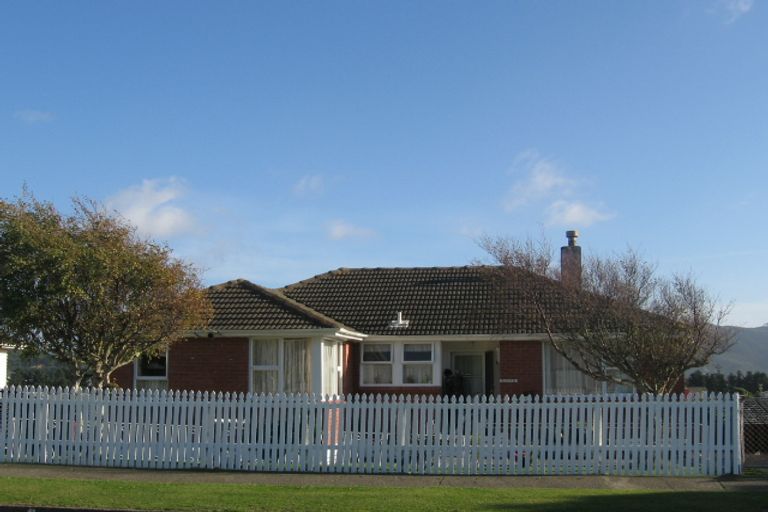 Photo of property in 15 Fantame Street, Cannons Creek, Porirua, 5024