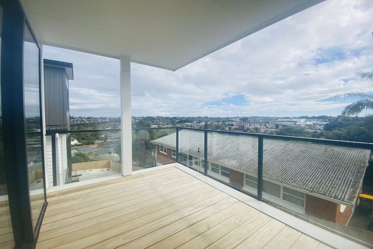 Photo of property in 2/388 Glenfield Road, Glenfield, Auckland, 0629