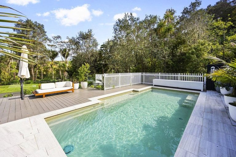 Photo of property in 1-9 Deirdre Place, Titirangi, Auckland, 0604