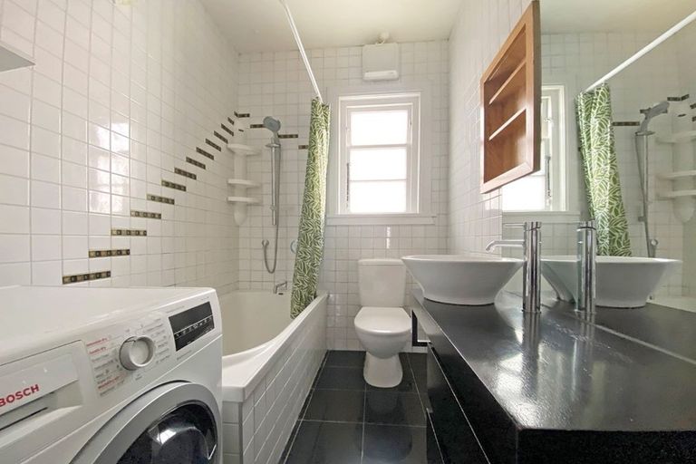 Photo of property in Ionian Flats, 123-125 Brougham Street, Mount Victoria, Wellington, 6011