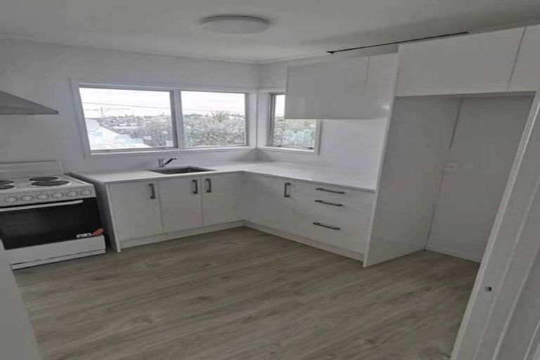 Photo of property in 1/178 Chivalry Road, Glenfield, Auckland, 0629