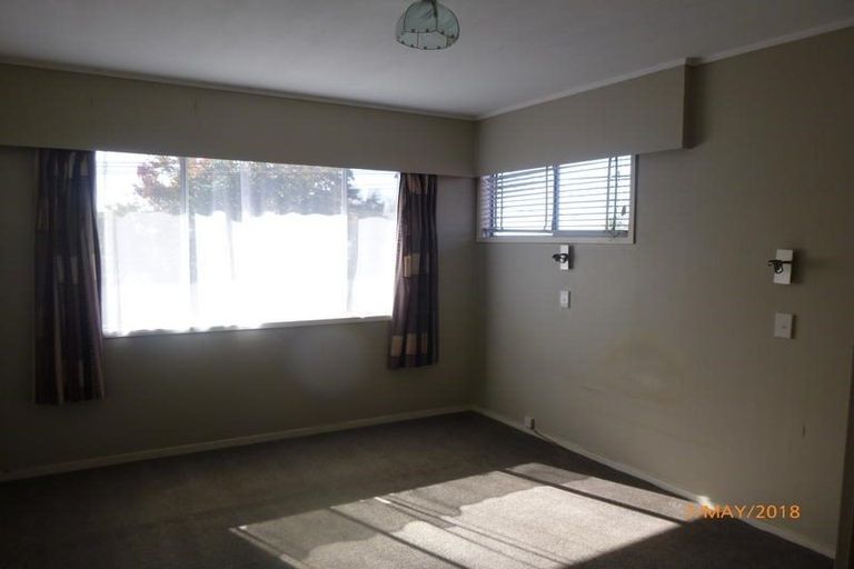 Photo of property in 2/1b Divich Avenue, Te Atatu South, Auckland, 0610