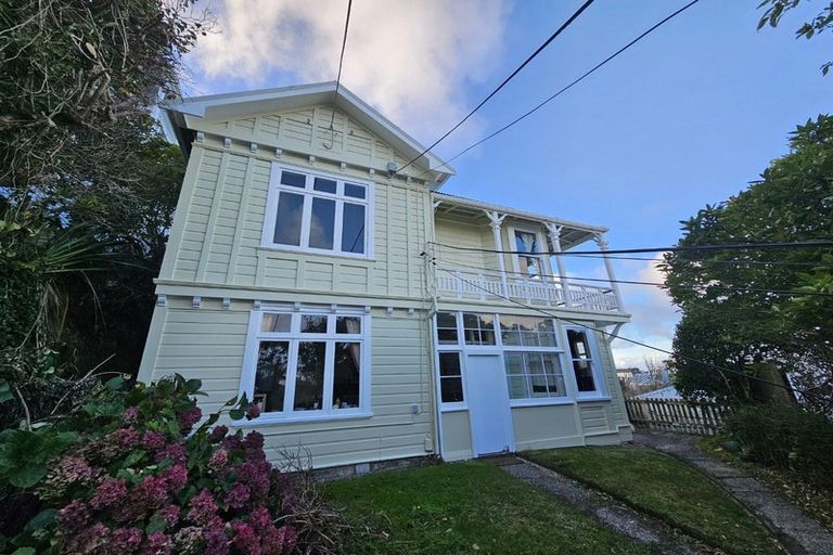 Photo of property in 90 Kelburn Parade, Kelburn, Wellington, 6012