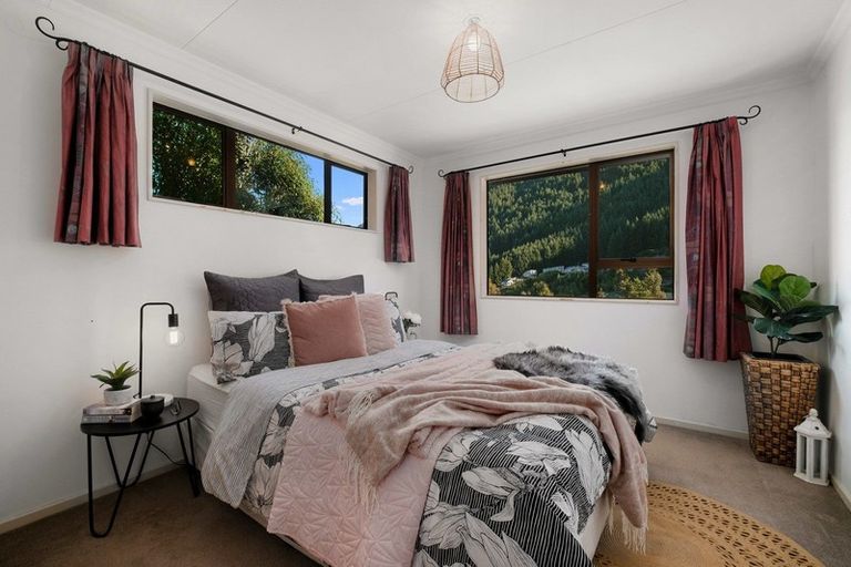 Photo of property in 3 Mackinnon Terrace, Sunshine Bay, Queenstown, 9300