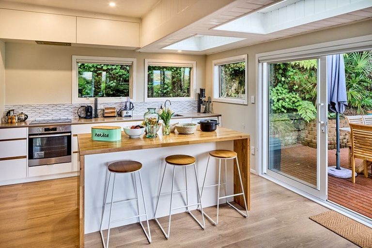 Photo of property in 98 Motuhara Road, Plimmerton, Porirua, 5026