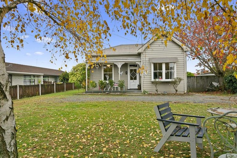 Photo of property in 233 Shakespeare Street, Leamington, Cambridge, 3432