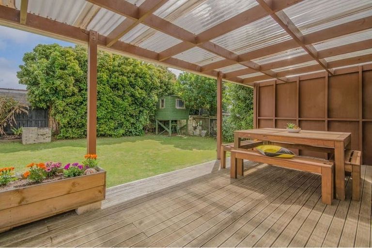 Photo of property in 2/1a Helga Crescent, Te Atatu Peninsula, Auckland, 0610