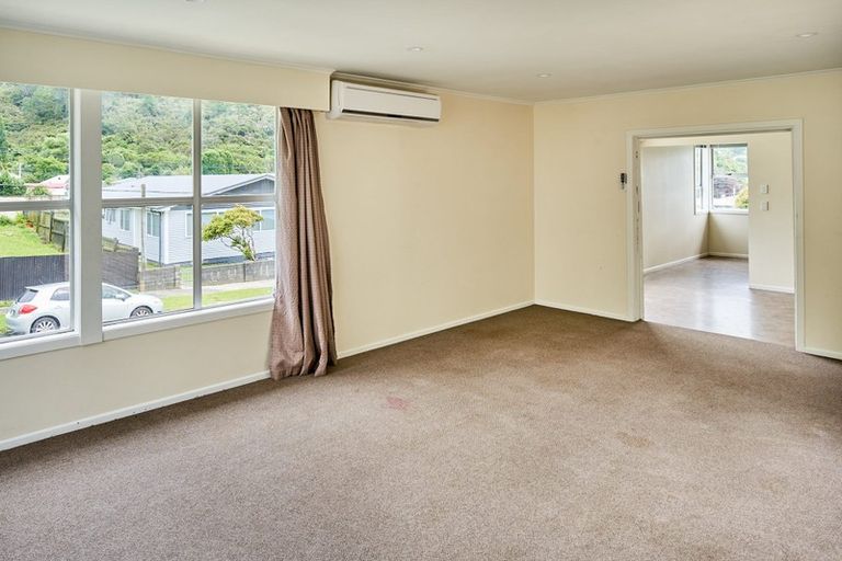 Photo of property in 4 Thomson Grove, Stokes Valley, Lower Hutt, 5019
