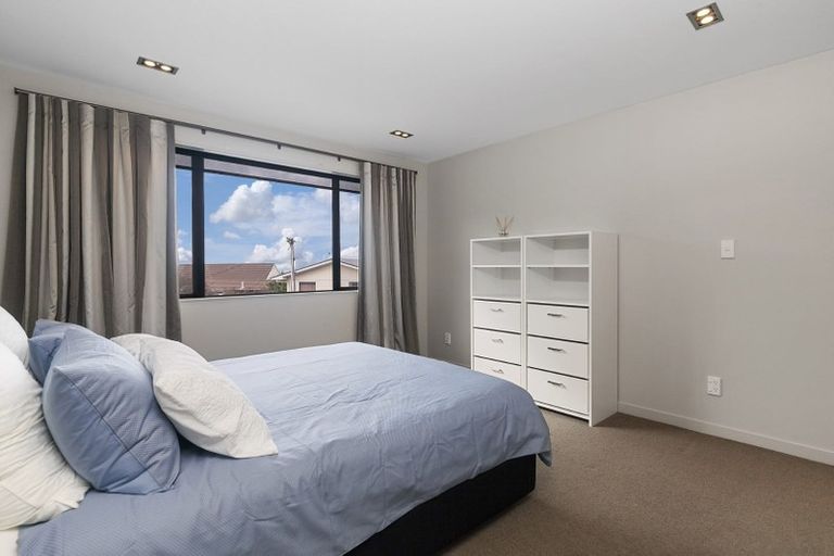 Photo of property in 87 Knights Road, Rothesay Bay, Auckland, 0630