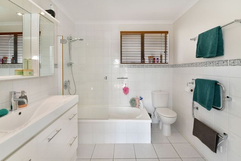 Photo of property in 11 Parkwood Crescent, Gulf Harbour, Whangaparaoa, 0930