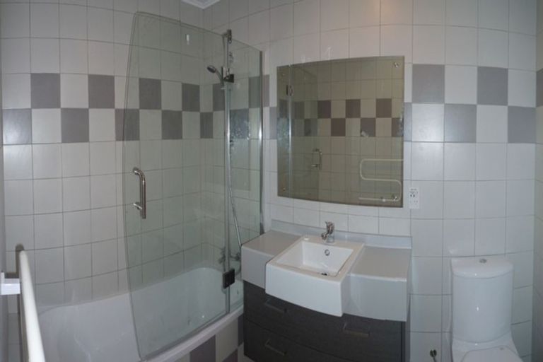 Photo of property in 71 Kemp Road, Massey, Auckland, 0614