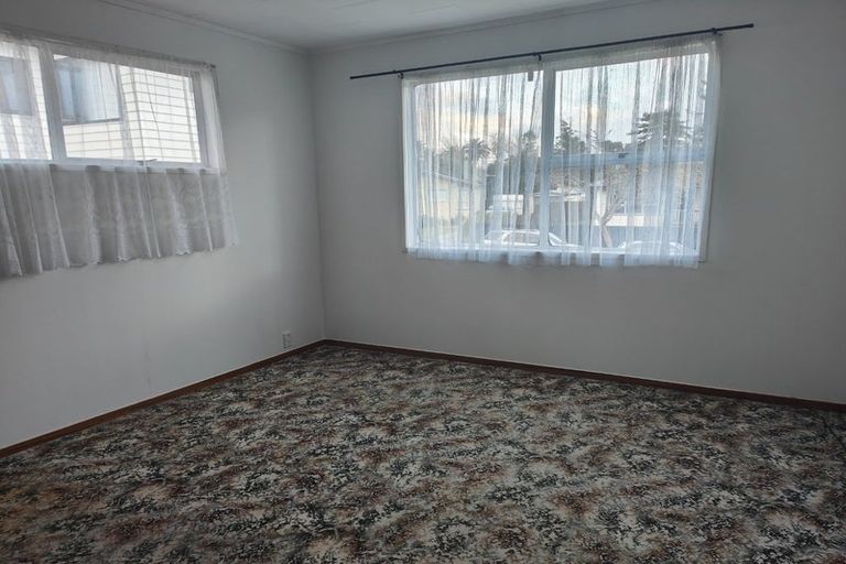Photo of property in 50 Chilcott Road, Henderson, Auckland, 0612