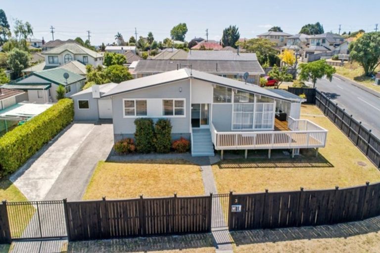 Photo of property in 3 Grimshaw Place, Henderson, Auckland, 0612