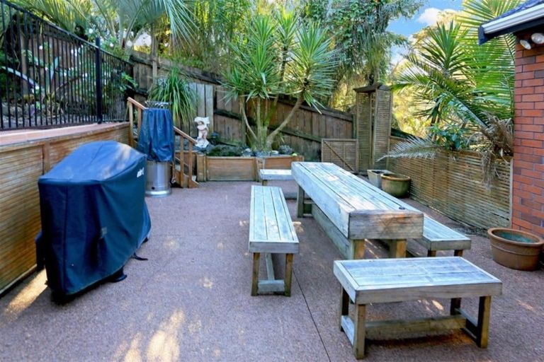 Photo of property in 99 Grassmere Road, Henderson Valley, Auckland, 0612