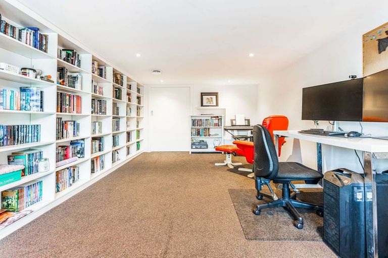 Photo of property in 15 Divich Avenue, Te Atatu South, Auckland, 0610