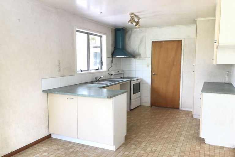 Photo of property in 3 Tahu Crescent, Sunnynook, Auckland, 0620