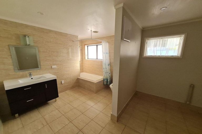 Photo of property in 60 Sunderlands Road, Half Moon Bay, Auckland, 2012