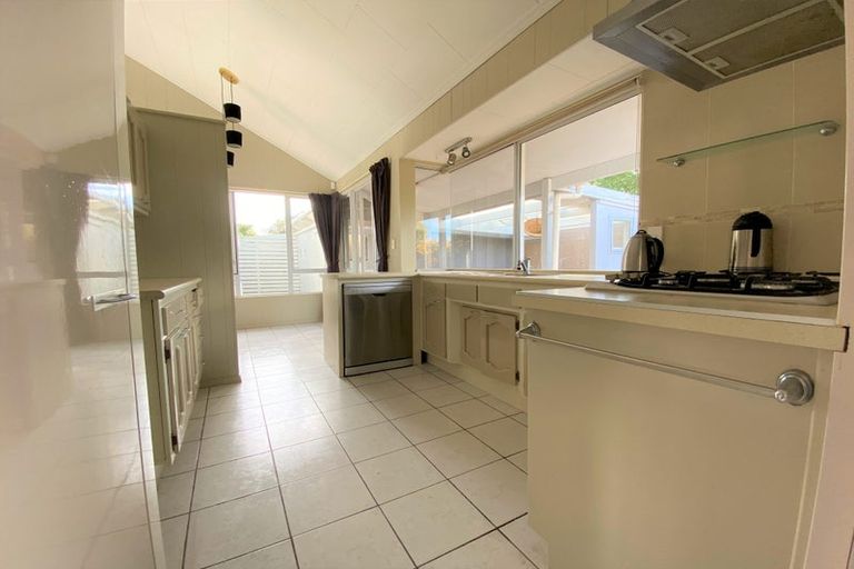 Photo of property in 2/127 Swanson Road, Henderson, Auckland, 0610