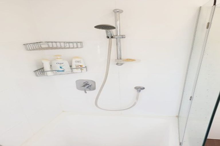 Photo of property in 15 Cayman Place, Unsworth Heights, Auckland, 0632