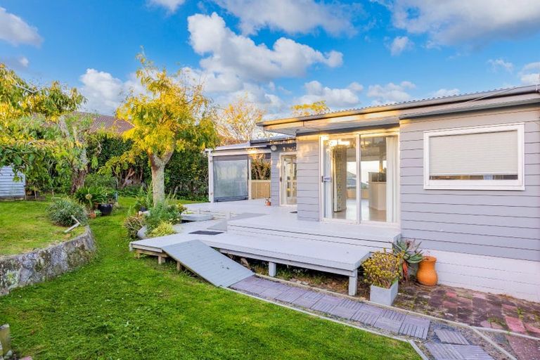 Photo of property in 1/62 Kowhai Road, Campbells Bay, Auckland, 0630
