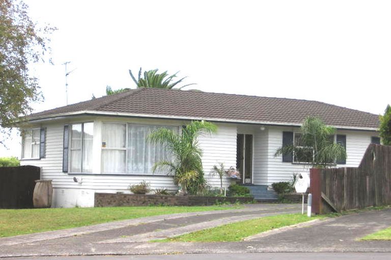 Photo of property in 23 Lydford Place, Glendene, Auckland, 0602