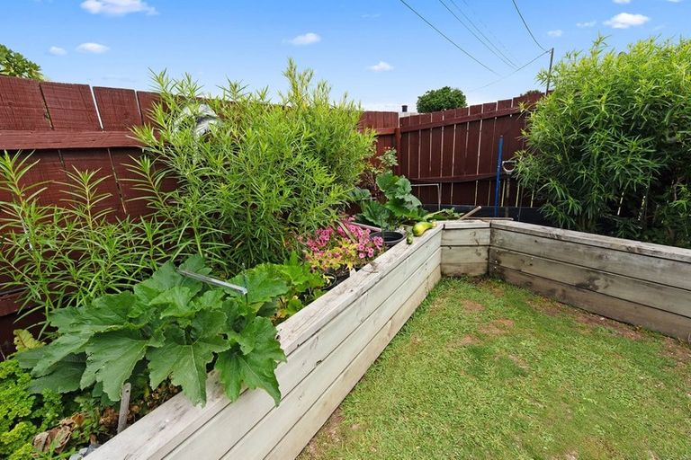 Photo of property in 2/2 Law Street, Torbay, Auckland, 0630