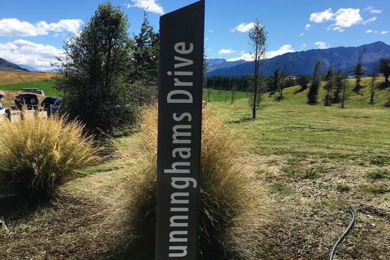 Photo of property in 35 Cunninghams Drive, Jacks Point, Queenstown, 9371
