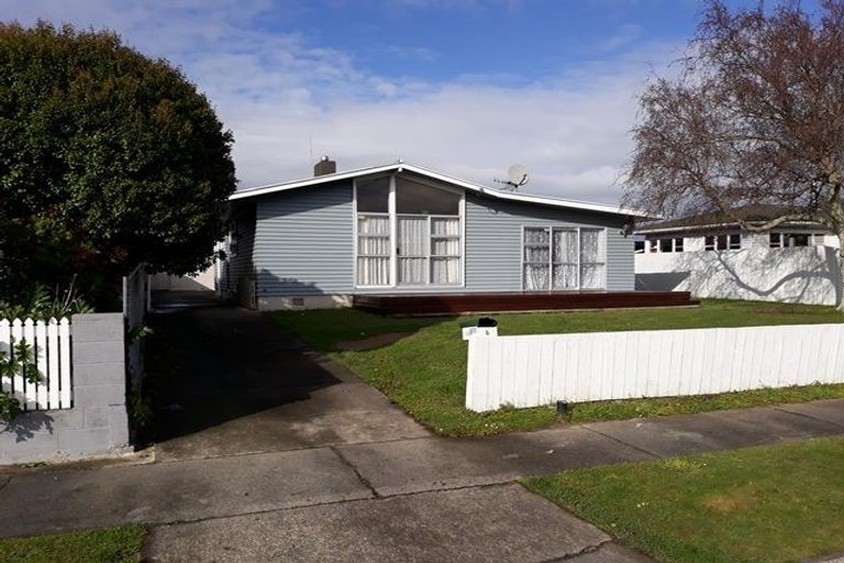 Photo of property in 6 Somerset Crescent, Highbury, Palmerston North, 4412