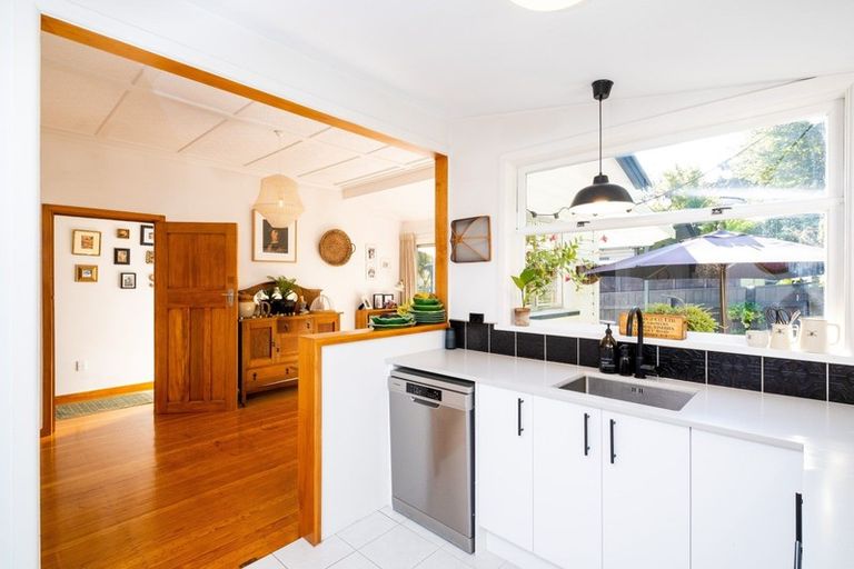 Photo of property in 15 Burns Road, Hospital Hill, Napier, 4110