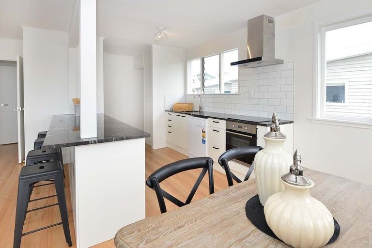 Photo of property in 1/694 East Coast Road, Pinehill, Auckland, 0632