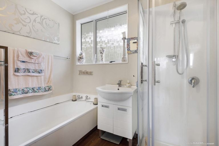 Photo of property in 27b Omega Street, Newlands, Wellington, 6037