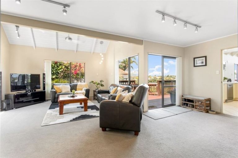 Photo of property in 21 Lagoon Way, West Harbour, Auckland, 0618