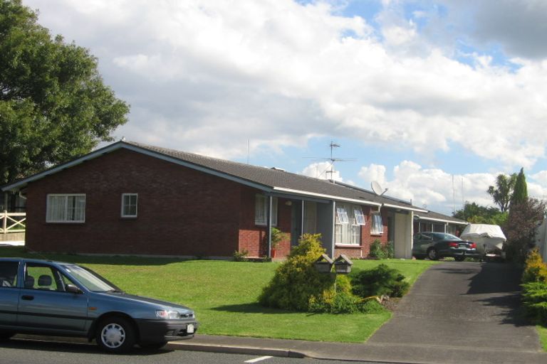 Photo of property in 2/33 Akoranga Drive, Northcote, Auckland, 0627