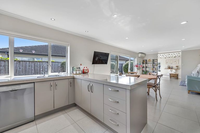 Photo of property in 10 Reno Way, Flat Bush, Auckland, 2016