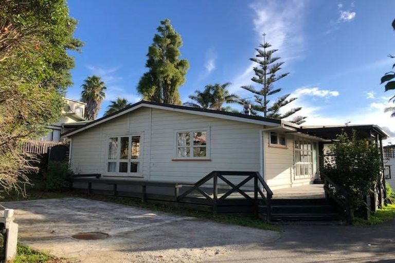 Photo of property in 18 Raphael Place, West Harbour, Auckland, 0618