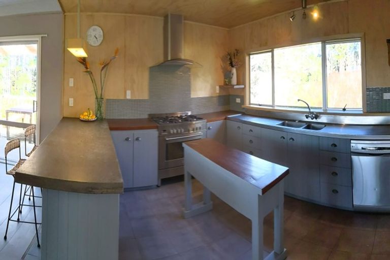 Photo of property in 15 Linda Street, Oakura, 4314