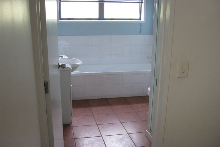 Photo of property in 121a Hobsonville Road, West Harbour, Auckland, 0618