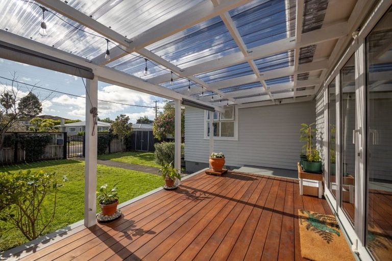 Photo of property in 15 Enderby Drive, Te Atatu Peninsula, Auckland, 0610