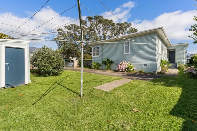 Photo of property in 27 Old Lake Road, Narrow Neck, Auckland, 0624