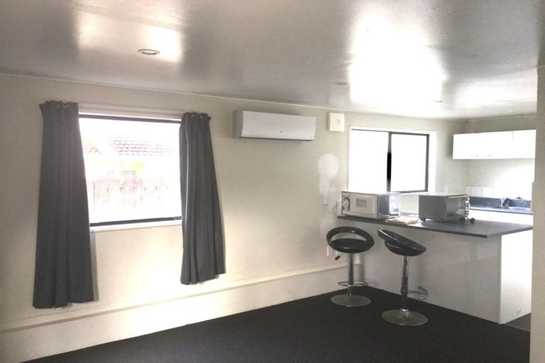 Photo of property in 1/30 Chislehurst Street, Henderson, Auckland, 0612