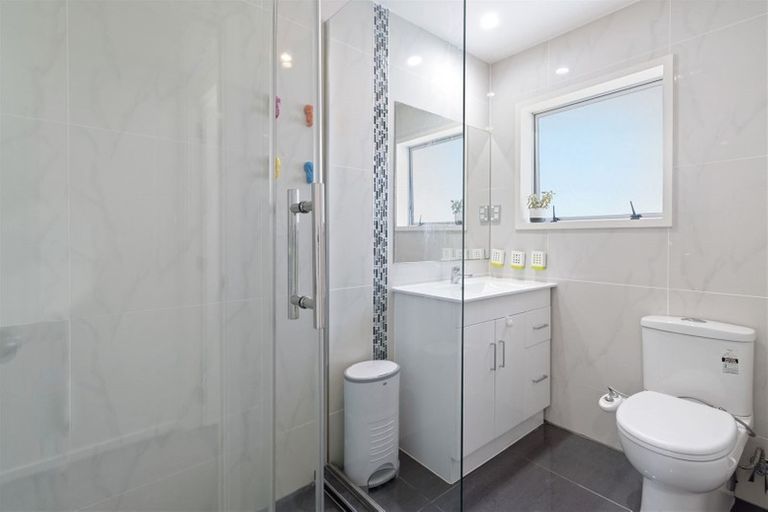 Photo of property in 1/10 May Avenue, Te Atatu South, Auckland, 0610