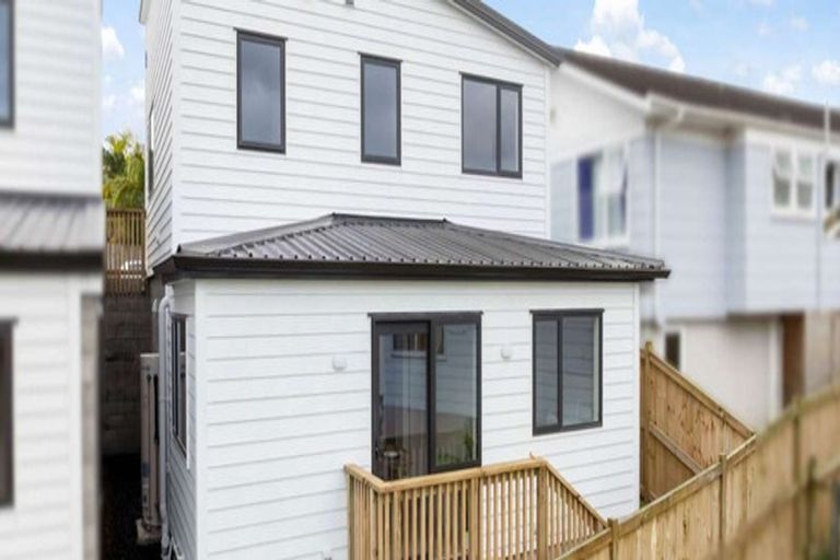 Photo of property in 10a Helleur Road, Massey, Auckland, 0614